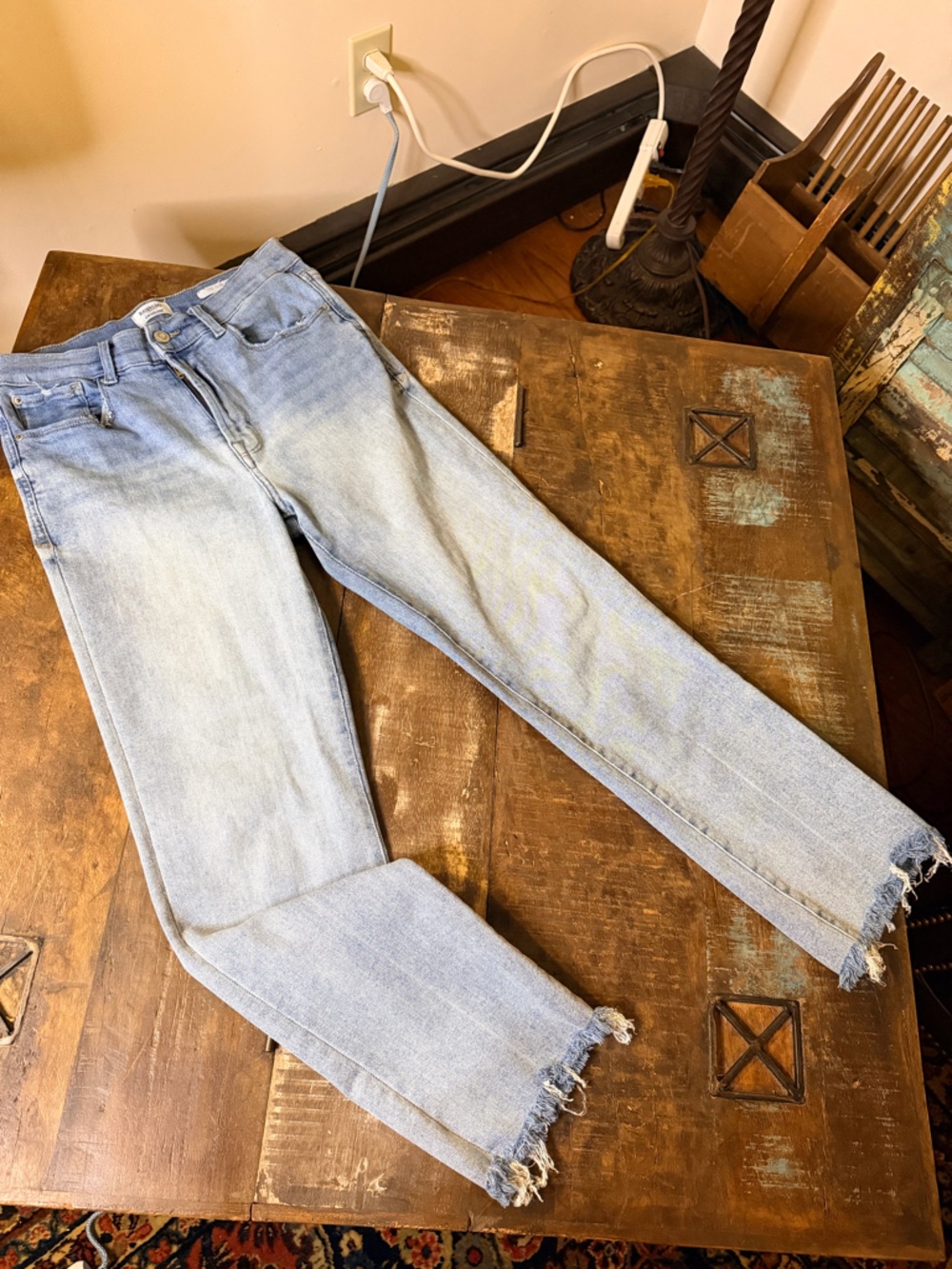 Kensie Jeans Vintage Luxe Light Blue Ankle Crop Frayed Hem Jeans